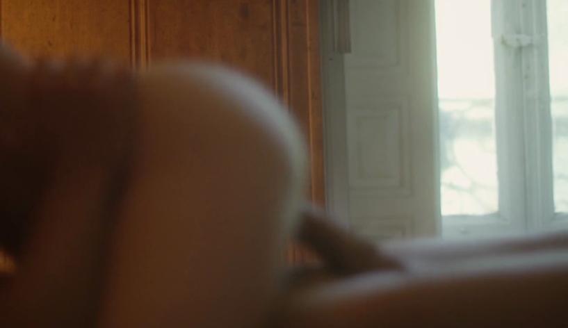 Amarna Miller: Freizügige Fotografie ohne Unterwäsche, mit Blitzlicht im Intimbereich und nackt.