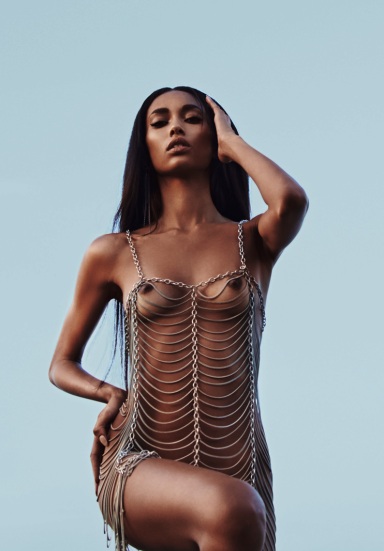 Anais Mali nackte Brüste 93