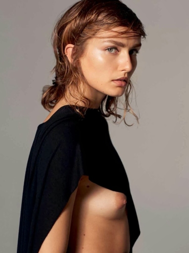 Andreea Diaconu: Verführerische Einblicke in intime Fotos, kurzen Rock und bezaubernde Fotoblitze.
