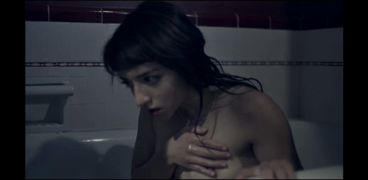 Angelina Prendergast nackte Brüste