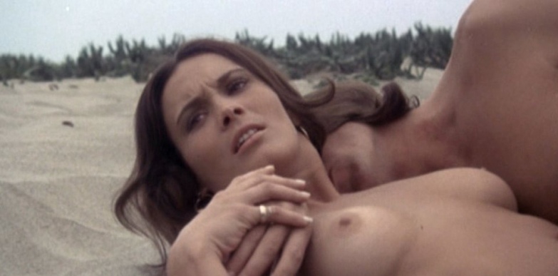 Barbara Leigh in Unterwäsche