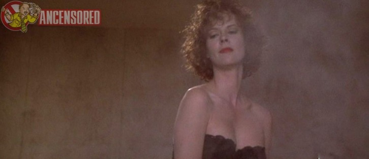 Beth Williams Fotoblitze zwischen den Beinen 84