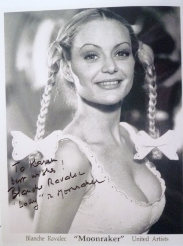 Blanche Ravalec zeigt sich in verführerischer Unterwäsche - Ein aufregender Anblick für Fans.