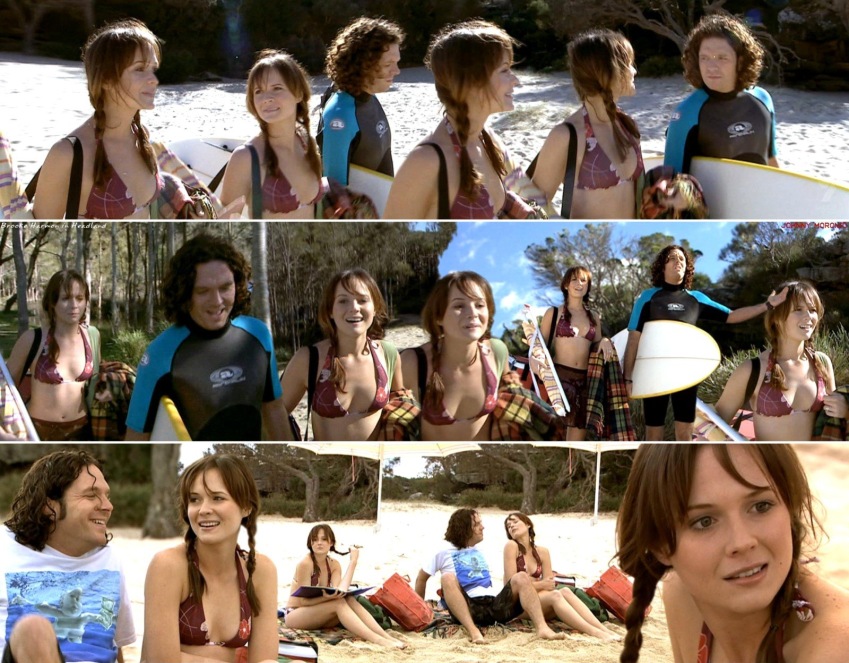 Brooke Harmon in einem kurzen Rock