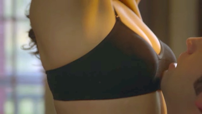 Camila Mateos Fotoblitze zwischen den Beinen