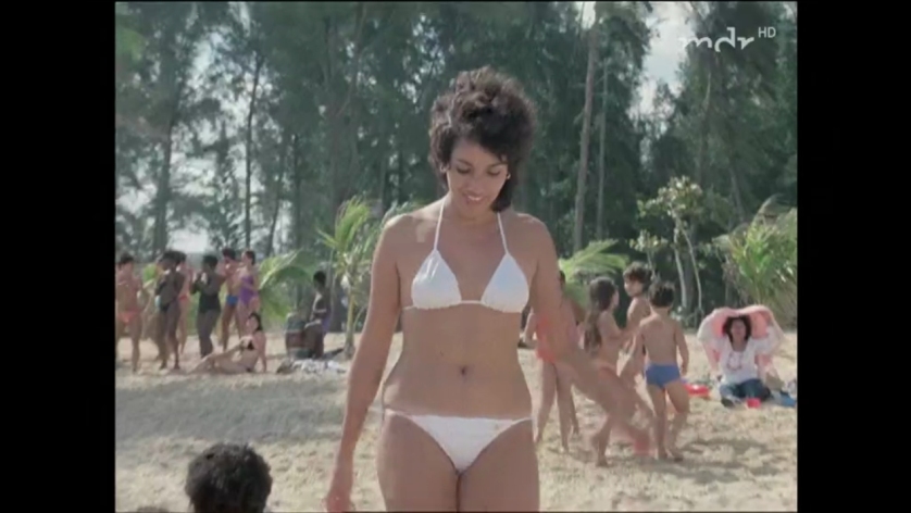 Caridad Ravelo in einem kurzen Rock