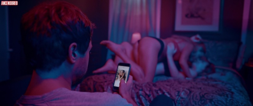 Sinnliche Fotoblitze von Carly Reeves: Verführerisch ohne Unterwäsche oder in Dessous