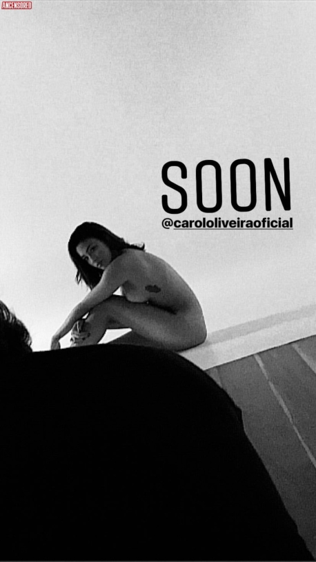 Carol Oliveira nackte Brüste