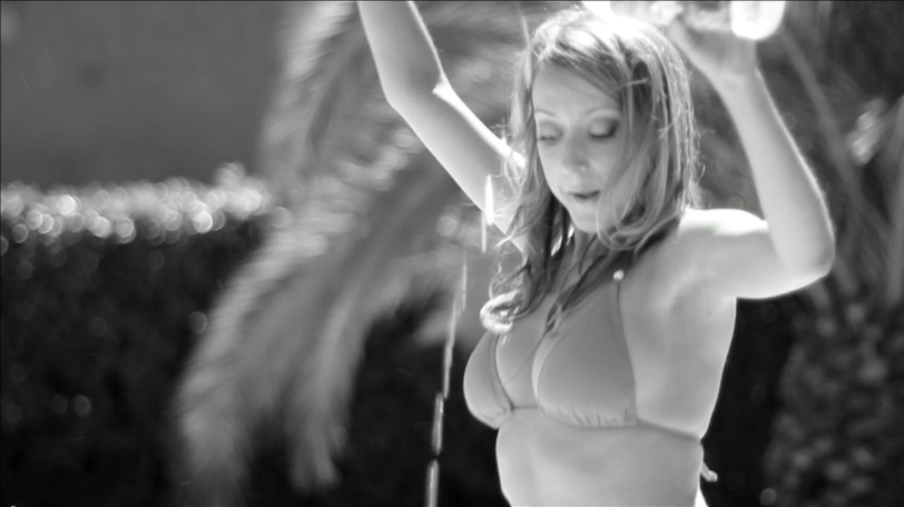 Celia Muir - Erotische Amateurfotos mit freizügigen Posen und sexy Blitzen zwischen den Beinen