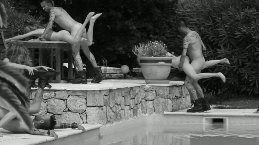 Celia Muir Fotoblitze zwischen den Beinen