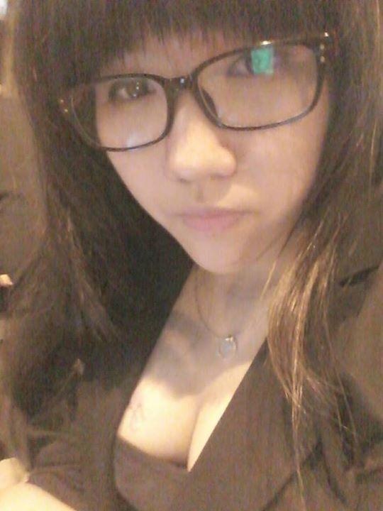 Dang Nguyen Van Anh in einem kurzen Rock 41