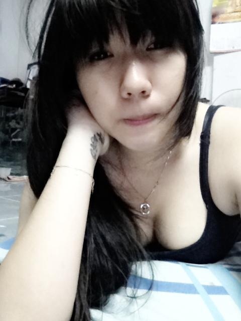Dang Nguyen Van Anh in einem kurzen Rock 69