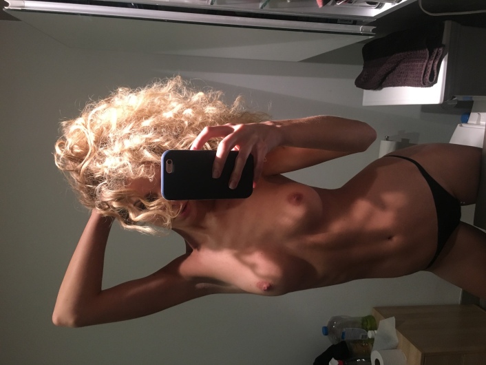 Danielle Knudson Brüste sind sichtbar