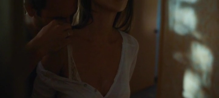 Elena Caruso Gesäß sind sichtbar 60