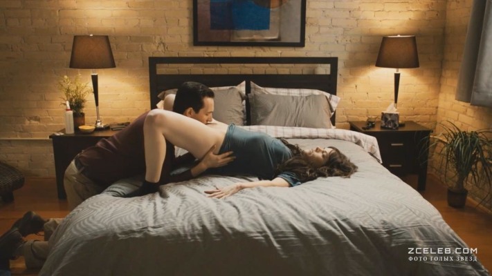 Emily Hampshire Fotoblitze zwischen den Beinen 14