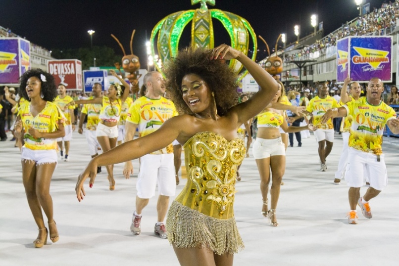 Erika Januza Brüste sind sichtbar