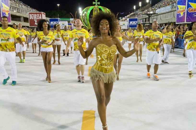 Erika Januza in einem kurzen Rock 81