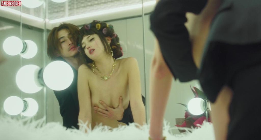 Erika Sawajiri in einem kurzen Rock
