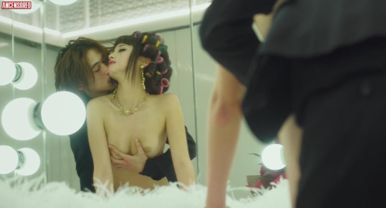Erika Sawajiri in einem Rock 40