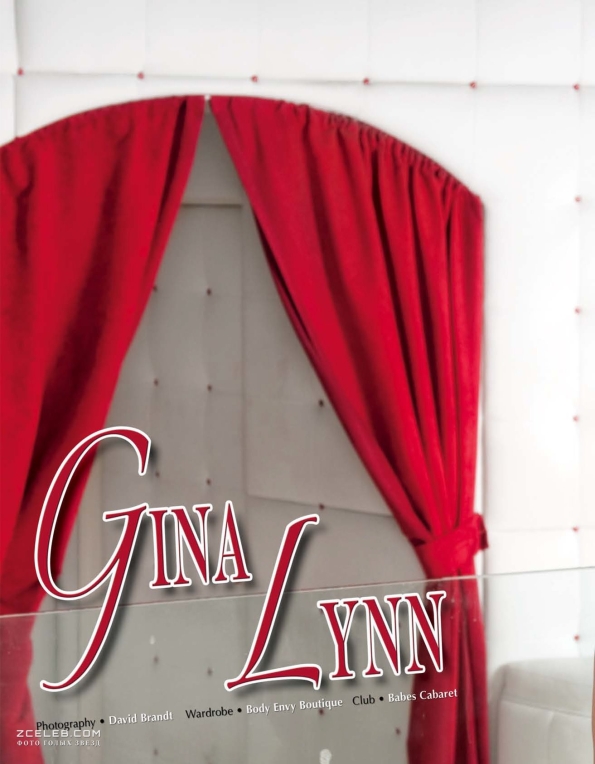 Gina Lynn: Erotischer Einblick in intime Aufnahmen von ihren sichtbaren Brüsten und nacktem Arsch