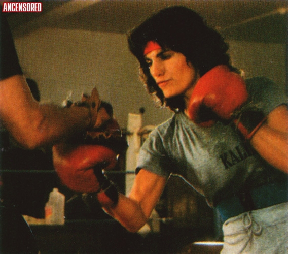 Graciela Casillas in einem kurzen Rock