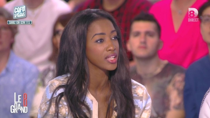 Hapsatou Sy in einem kurzen Rock
