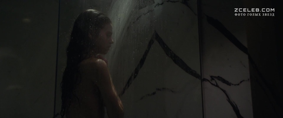 India Eisley in Unterwäsche