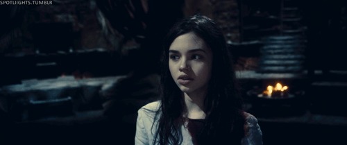 India Eisley: Die Schauspielerin mit gewagten Outfits und frechen Brüsten