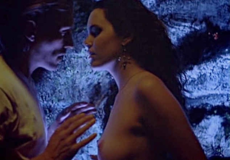 Ione Skye Strümpfe