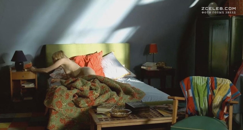 Isabelle Carr in einem kurzen Rock