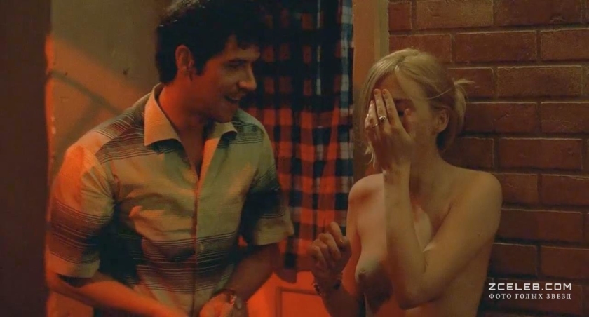 Isabelle Carr in Unterwäsche
