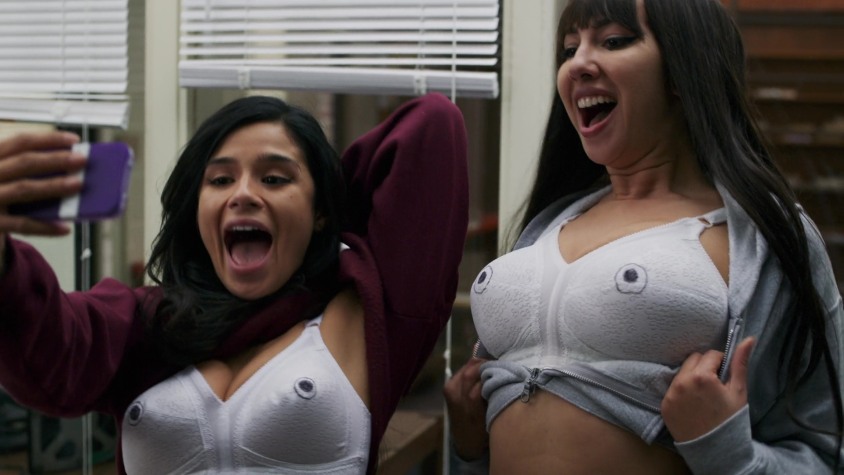 Jackie Cruz nackte Brüste
