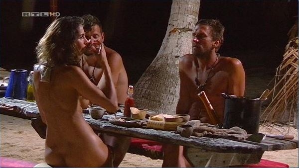 Janina Youssefian in Unterwäsche
