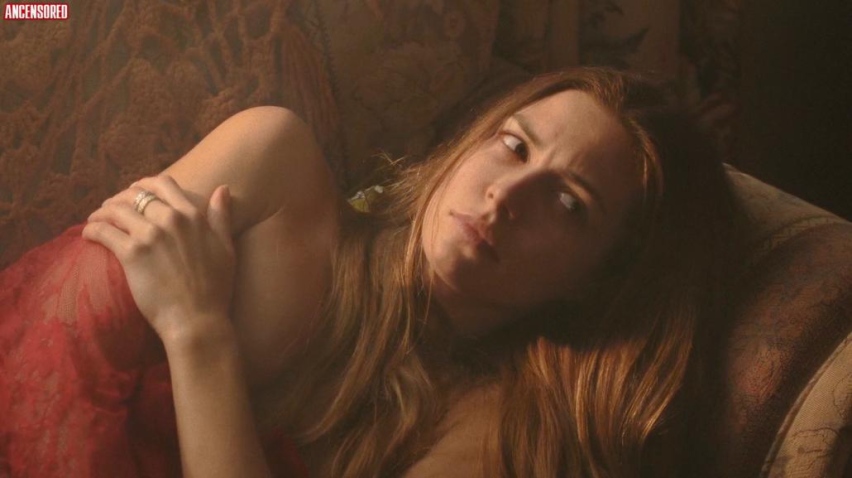 Jenya Chaplin nackte Brüste 86