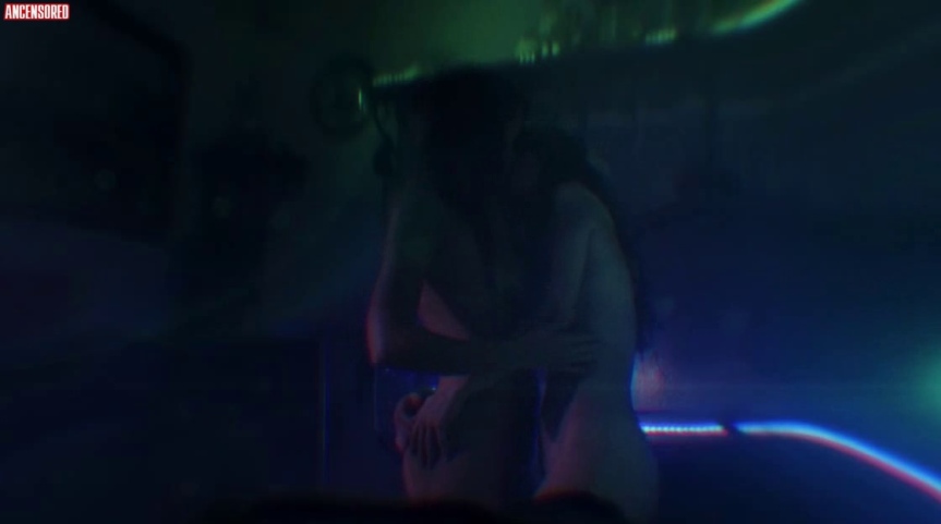 Jenya Chaplin nackte Brüste
