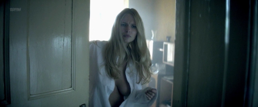 Karolina Szymczak in einem Rock