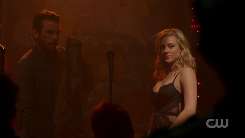 Lili Reinhart Brüste sind sichtbar 93