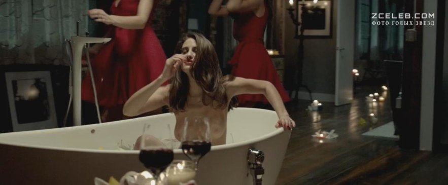 Luisa Moraes in einem kurzen Rock 73