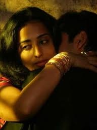 Mahie Gill Beine