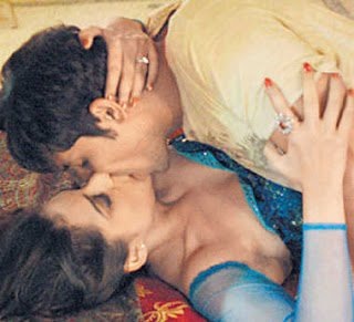 Mahie Gill Brüste