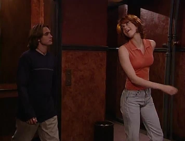 Maitland Ward: Die atemberaubende Schauspielerin in einem Rock zeigt ihre jugendliche Schönheit und beeindruckenden Brüste