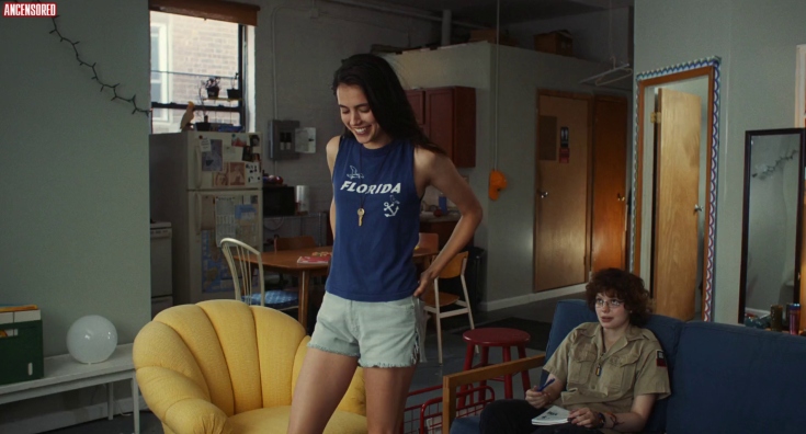 Margaret Qualley Brüste sind sichtbar