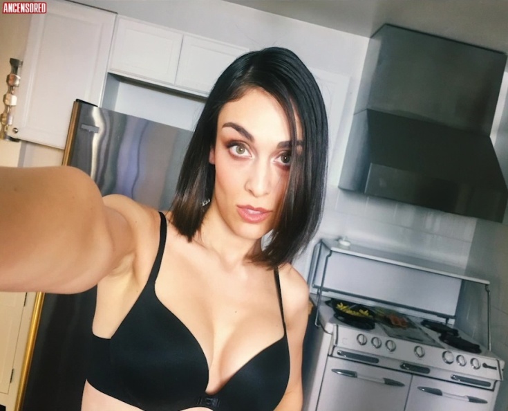 Marissa Pistone in Unterwäsche