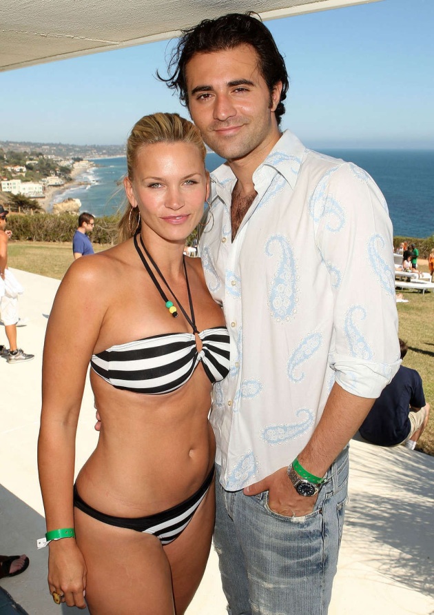 Natasha Henstridge in einem Rock 21
