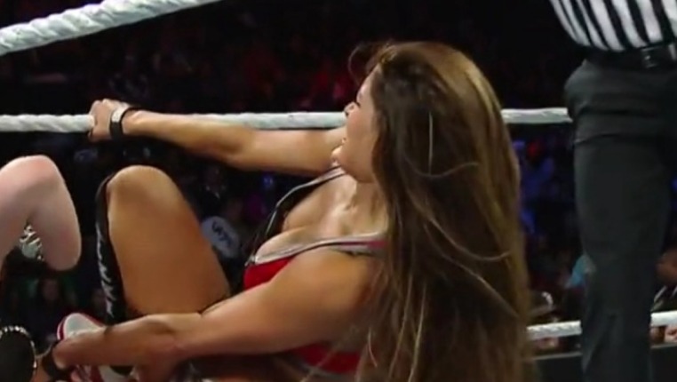 Nikki Bella Brüste 35