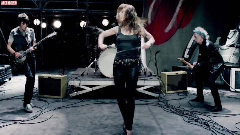 Noomi Rapace Strumpfhosen 16