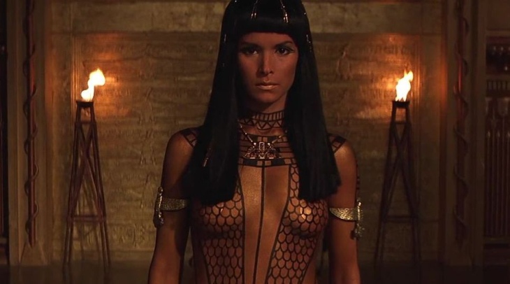 Patricia Velasquez in einem kurzen Rock 54