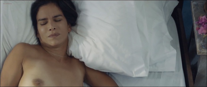 Patricia Velasquez in einem kurzen Rock 91
