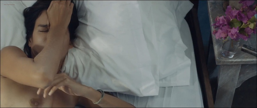 Patricia Velasquez in einem kurzen Rock