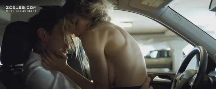 Penelope Mitchell Brüste
